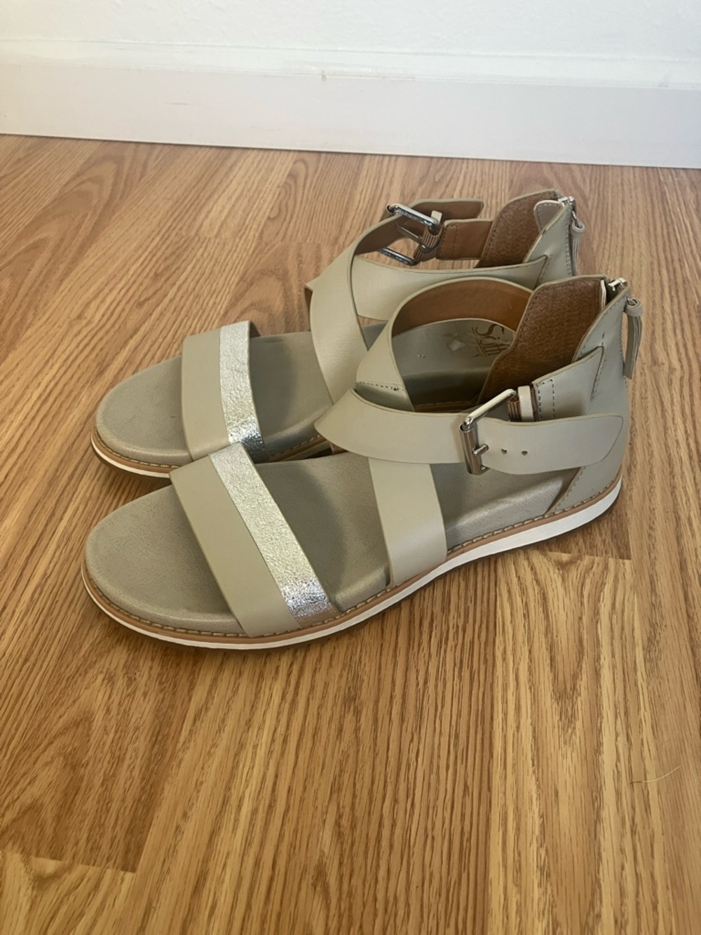 Sofft Forella Taupe Silver Metallic Women’s Beige Strappy leather sandals 9.5 - Picture 3 of 8